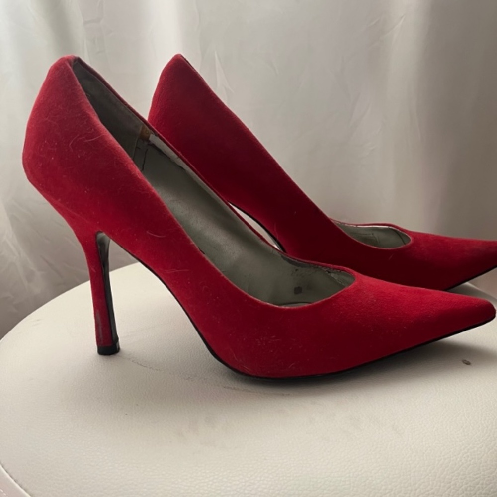 Guess Red Suede Pointy Toed Heels Size 9